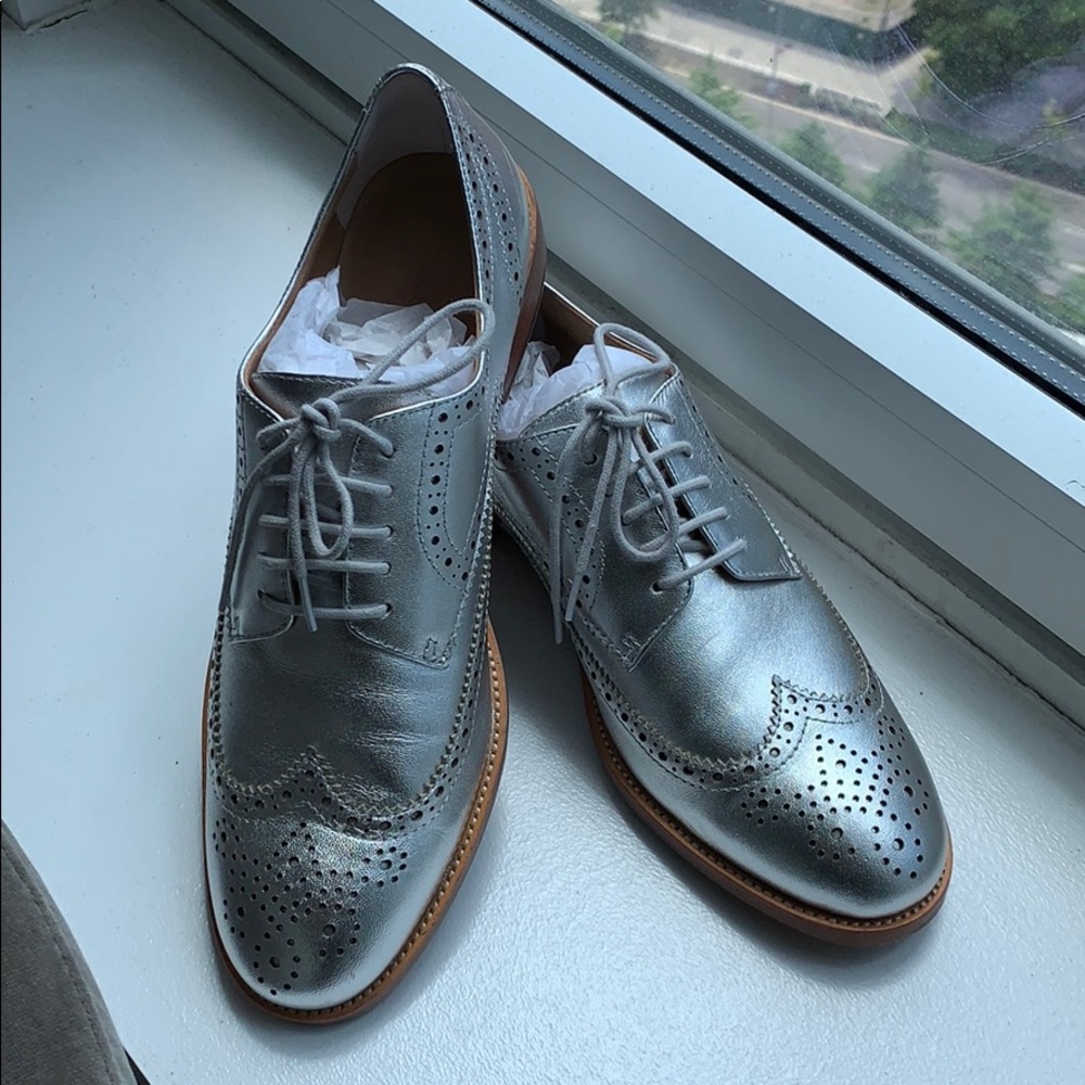 BANANA REPUBLIC SILVER METALLIC OXFORDS